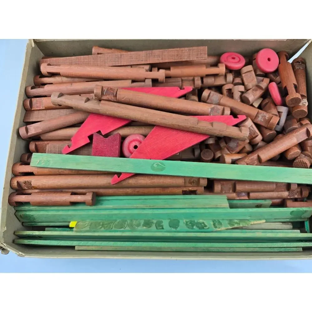 1940’s Vintage Original Lincoln Logs Set w/ Box incomplete some metal figures